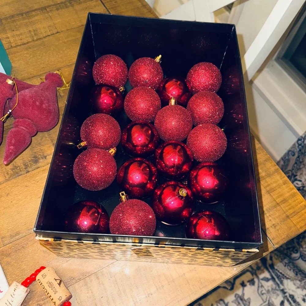 Festive Wine themed tree decorations over 100 pieces! Such a fun addition!